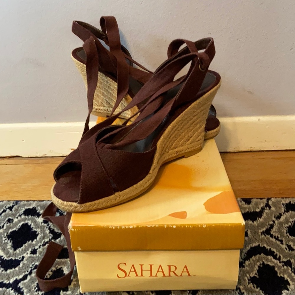 Brown wedges with laces